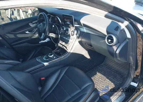 2017 Mercedes-Benz C 300 4Matic z USA, uszkodzony, nr VIN 55SWF4KB3HU187230